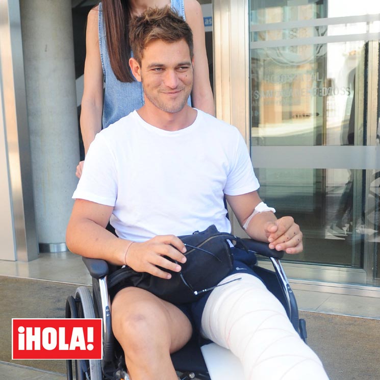 En ¡HOLA!: Julio Benítez, sonriente y en silla de ruedas, abandona el hospital tras su accidente de moto