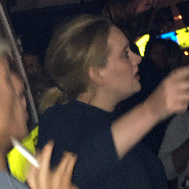 Adele, muy afectada, consuela a las víctimas del incendio de Londres en el mismo lugar del siniestro