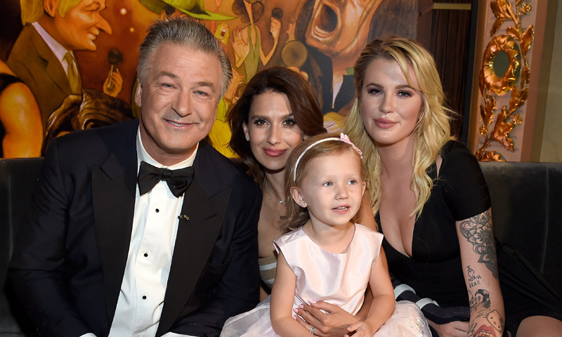 La gran noche de Alec Baldwin en la que fue sorprendido por sus chicas y por... Bill Clinton