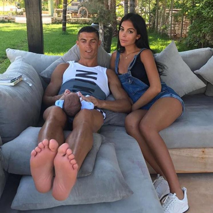 Cristiano Ronaldo comparte su imagen más familiar con Georgina y uno de sus mellizos