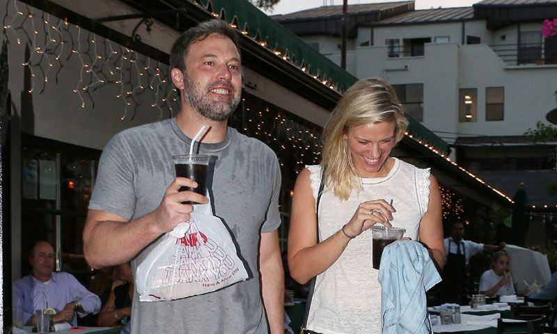 Ben Affleck y Lindsay Hookus: juego de miradas y sonrisas la noche que hicieron público su romance