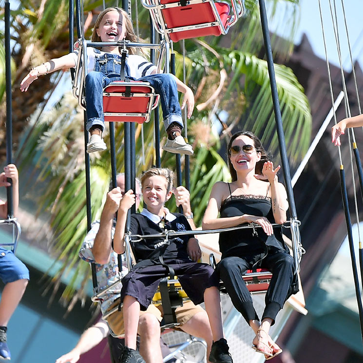 Angelina Jolie, como una niña en Disneyland celebrando el cumpleaños de sus mellizos