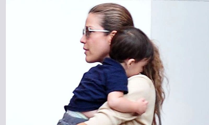 Los primeros pasos de Leo con la ayuda de su mamá, Jaydy Mitchel, y su hermana, Manuela