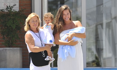 Malena Costa posa con su hijo Mario tras abandonar el hospital