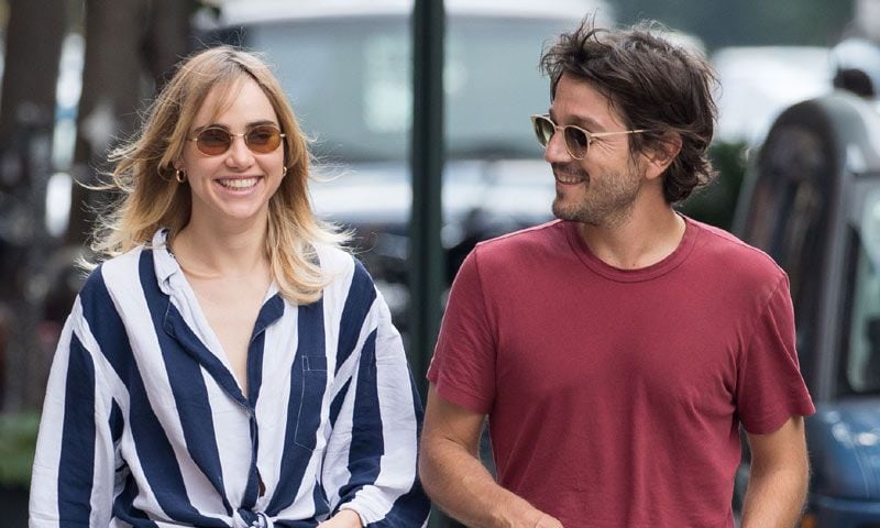 Dos años después, Suki Waterhouse y Diego Luna siguen tan enamorados