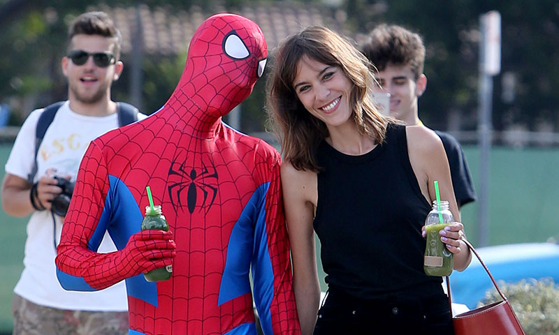Alexa Chung protagoniza un ‘romántico paseo’ con Spiderman