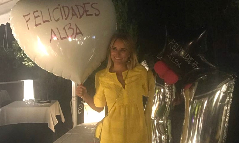 El cumpleaños de Alba Carrillo: fiestón con amigos, con chapuzón incluido... y con la persona 'que le ha devuelto la sonrisa'