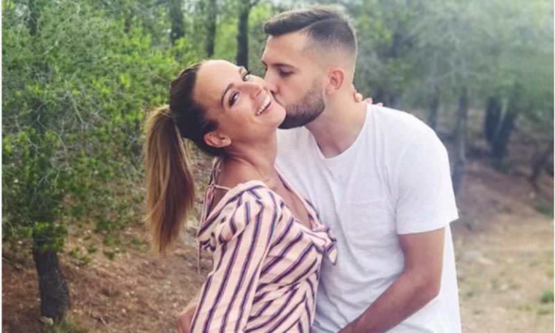 El azulgrana Jordi Alba y su novia Romarey Ventura esperan su primer hijo