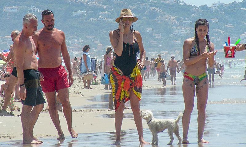 Paz Padilla, divertida jornada de sol y juegos en las playas de Cádiz