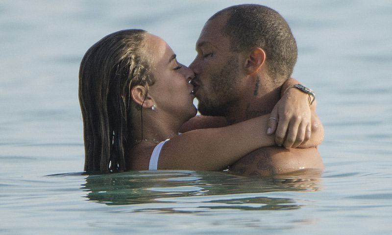 Besos, chapuzones, piruetas... Chloe Green y Jeremy Meeks suben la temperatura en el Caribe