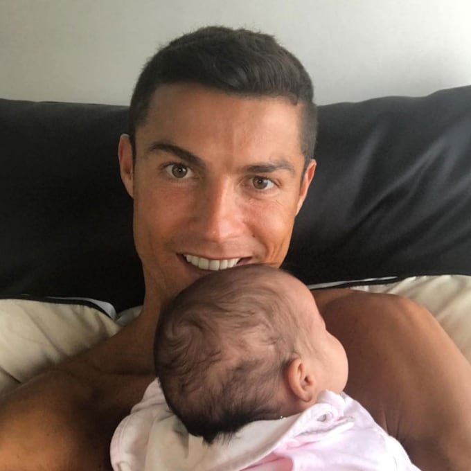Cristiano Ronaldo posa feliz y 'bendecido' con su hija Eva 