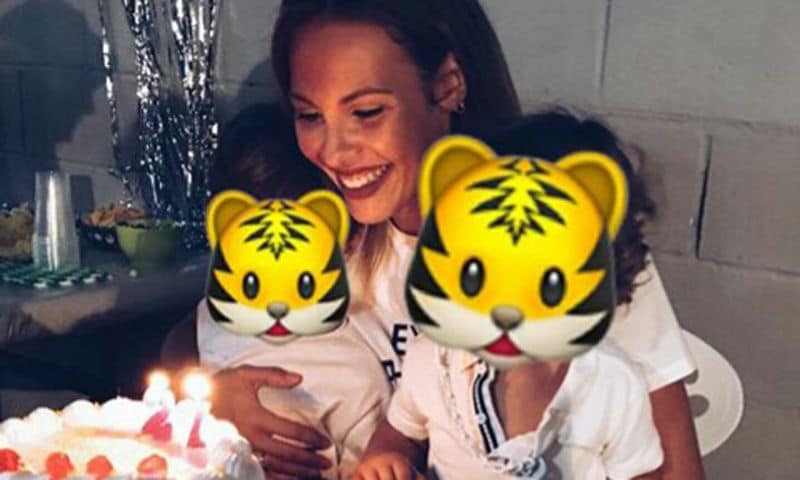 Jessica Bueno sopla las velas con la ayuda de sus 'tesoritos'