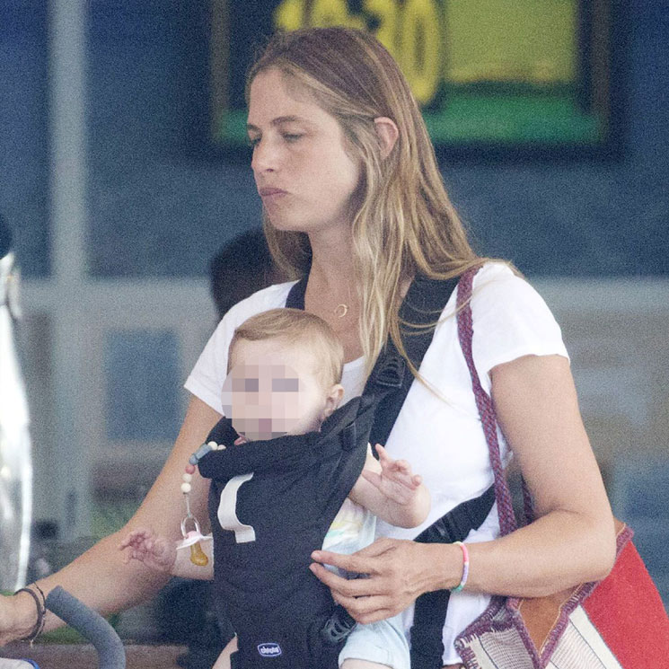 Martina Klein disfruta de sus primeras vacaciones con Erika, su bebé de siete meses 