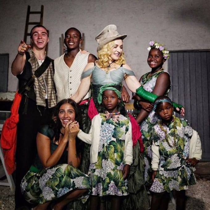 La imagen más familiar de Madonna rodeada de sus seis hijos