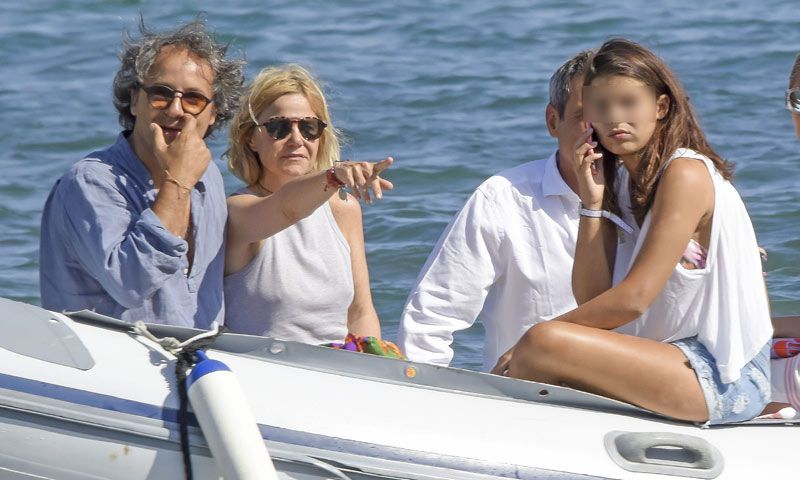 Eugenia Martínez de Irujo, de vacaciones con su pareja, Narcís Rebollo, y su hija Cayetana