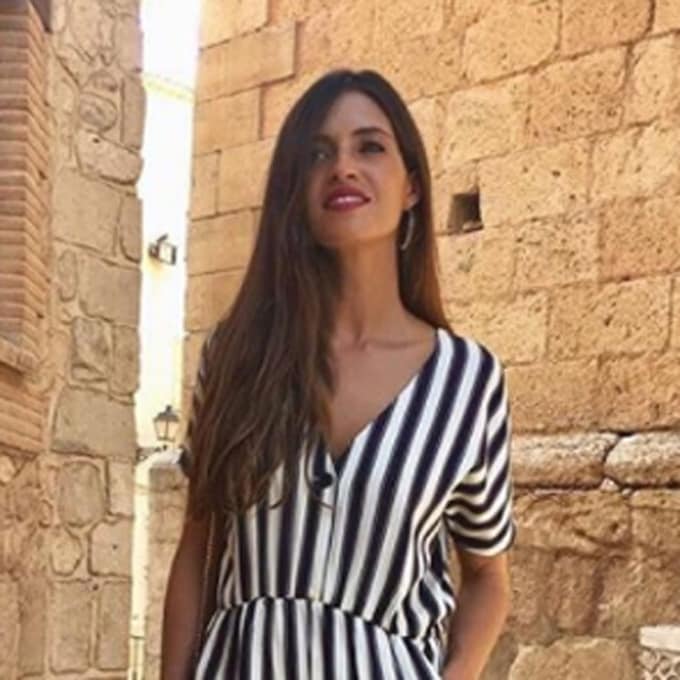 Sara Carbonero vuelve a triunfar con su perfecto 'look' de invitada 
