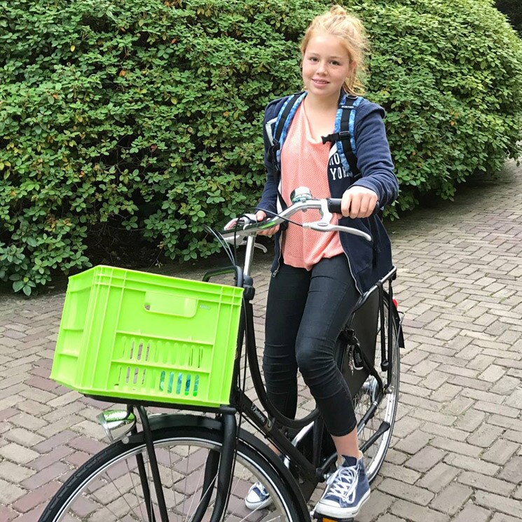 ¡Princesa sobre ruedas! Alexia de Holanda comienza el ‘insti’