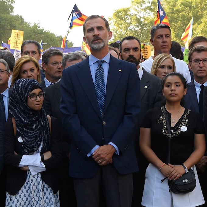 El Rey acude a la multitudinaria manifestación contra el terrorismo de Barcelona