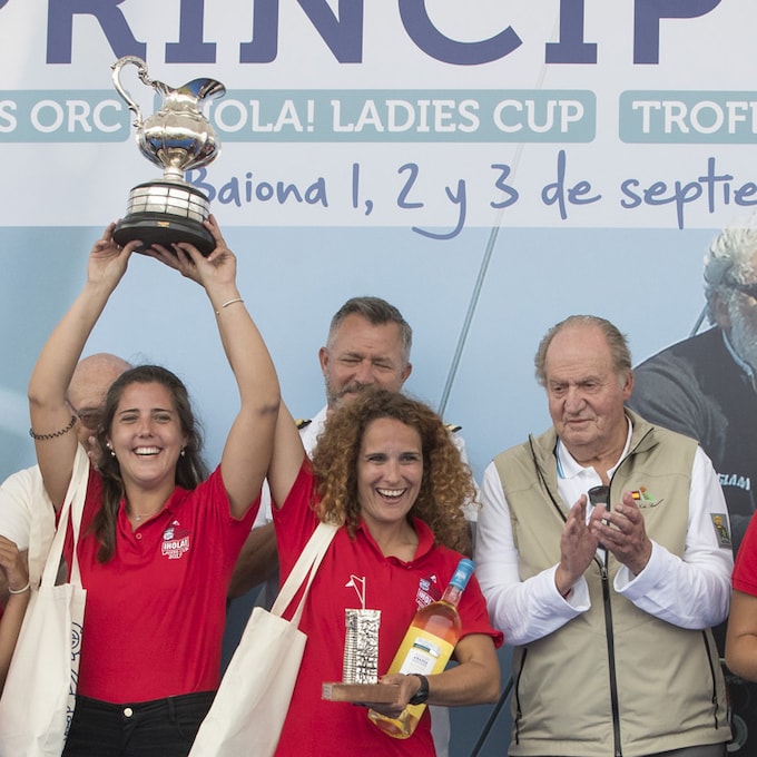 El Rey Juan Carlos entrega el premio a la tripulación ganadora de la ¡HOLA! Ladies Cup