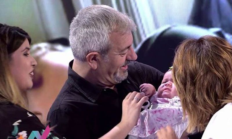 Carlos Sobera se emociona al conocer al primer bebé de 'First Dates'