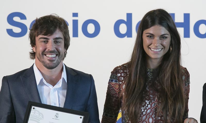 El posado 'oficial' de Fernando Alonso y su novia Linda Morselli