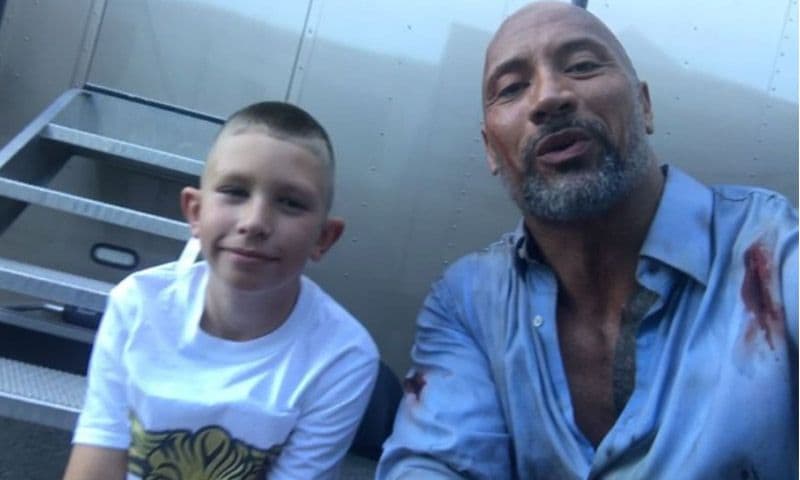 Dwayne Johnson se emociona al conocer al niño que salvó la vida a su hermano gracias a él