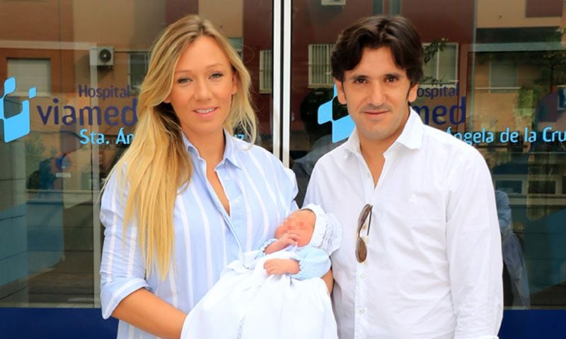 El rejoneador Diego Ventura y Rocío Pérez presentan a su hijo Jaime