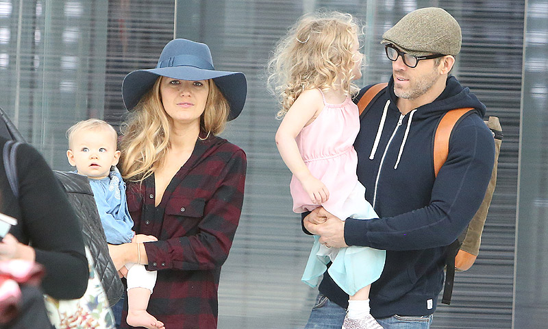 Blake Lively y Ryan Reynolds con sus hijas James e Ines