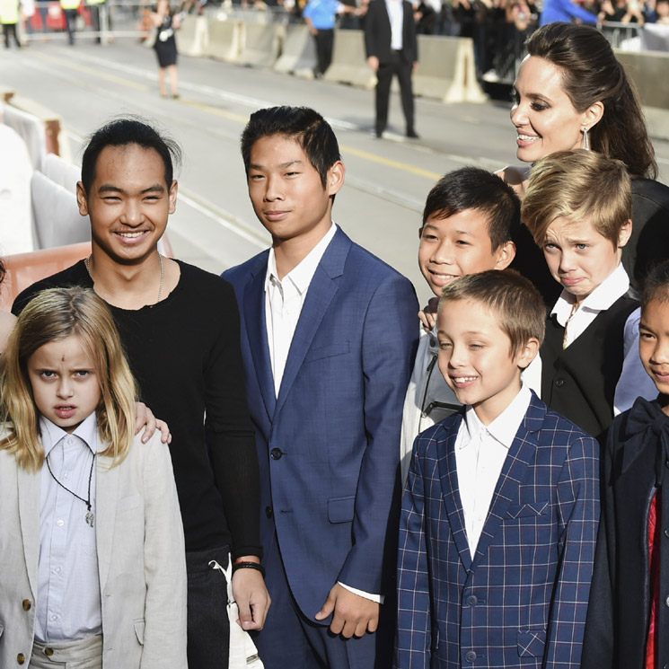 Un año después de su separación, Angelina Jolie, 'más tímida' pero feliz con sus hijos