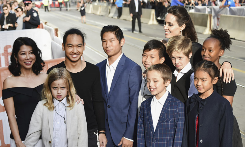 Un año después de su separación, Angelina Jolie, 'más tímida' pero feliz con sus hijos
