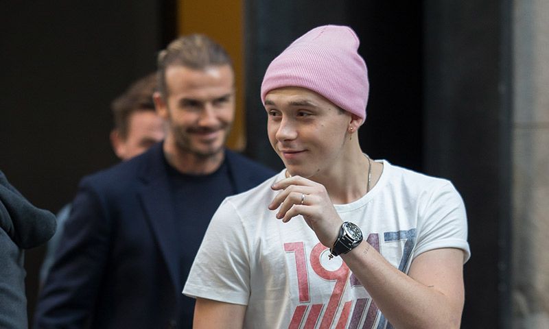 Brooklyn Beckham se lleva al trabajo a su mejor compañero de equipo