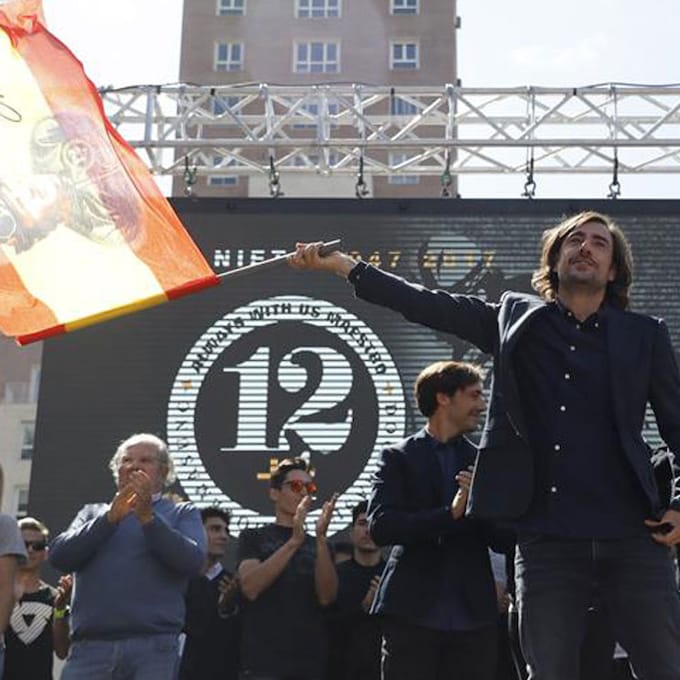 Lágrimas de emoción en el multitudinario homenaje en Madrid a Ángel Nieto