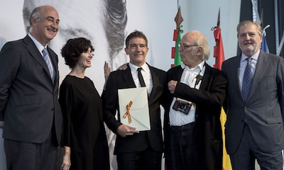 Antonio Banderas recoge el Premio Nacional de Cinematografía rodeado de grandes amigos y de su pareja