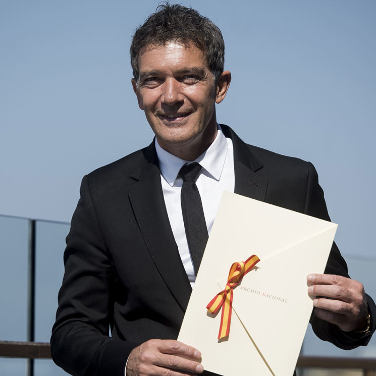 Antonio Banderas recoge el Premio Nacional de Cinematografía rodeado de grandes amigos y de su pareja