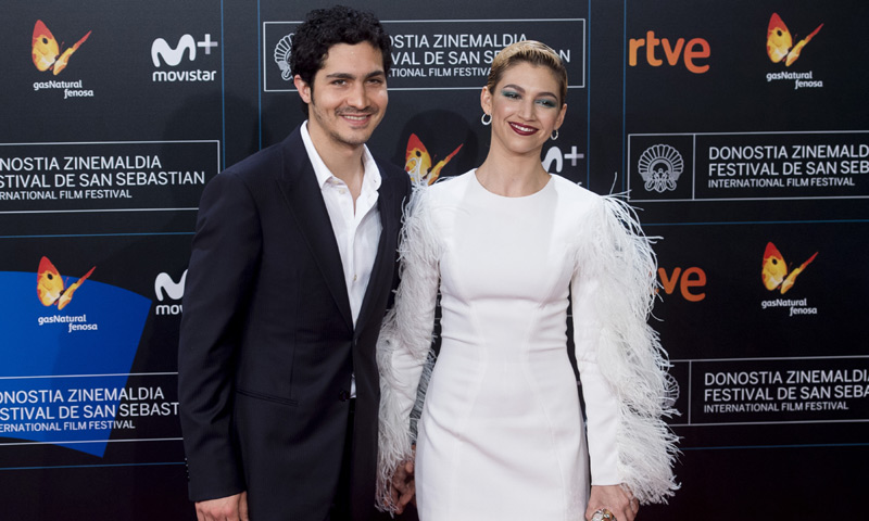 Un vestido blanco, un beso y un premio histórico: Así ha sido el primer posado en la alfombra roja de Úrsula Corberó y Chino Darín