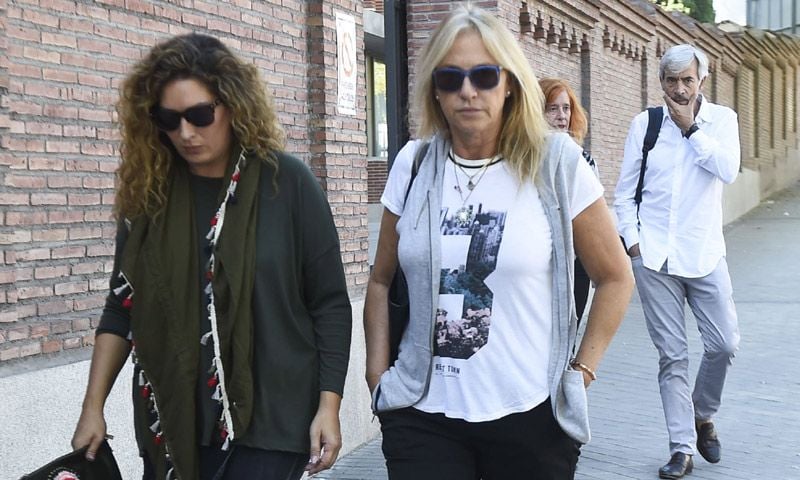 Los familiares y amigos de Antonio Carmona, muy pendientes de su evolución en un día clave