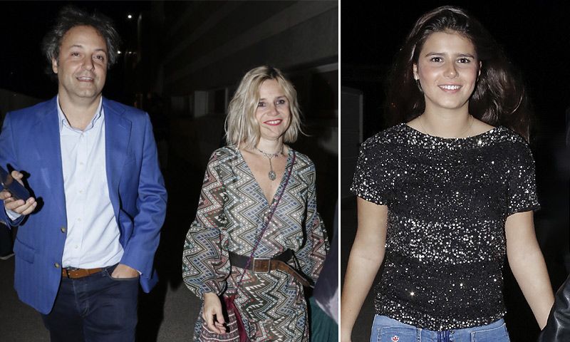 Cayetana Rivera disfruta de la noche sevillana con su madre y Narcís Rebollo