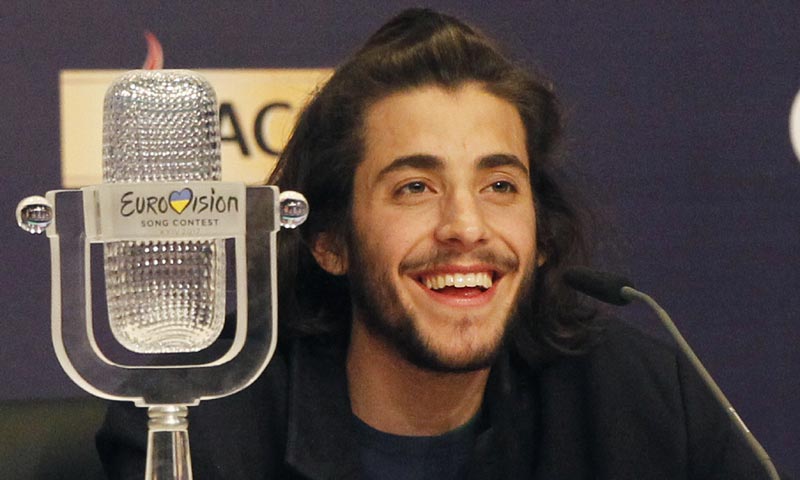 Salvador Sobral permanece conectado a un corazón artificial mientras espera un trasplante