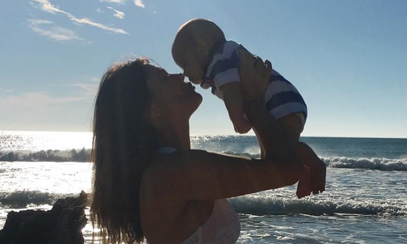 María José Suárez y el primer día de playa con su bebé