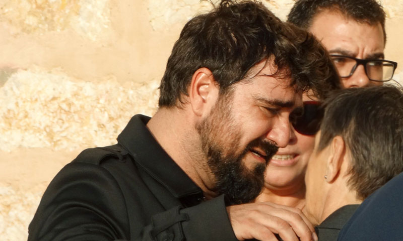 En vídeo: las lágrimas de Antonio Orozco en el funeral de la madre de su hijo