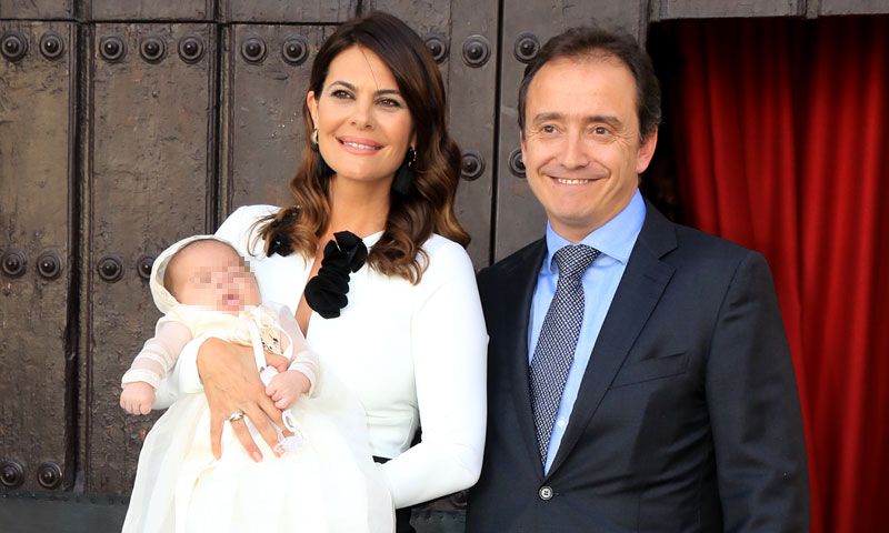 María José Suárez bautiza en Sevilla a su hijo Elías