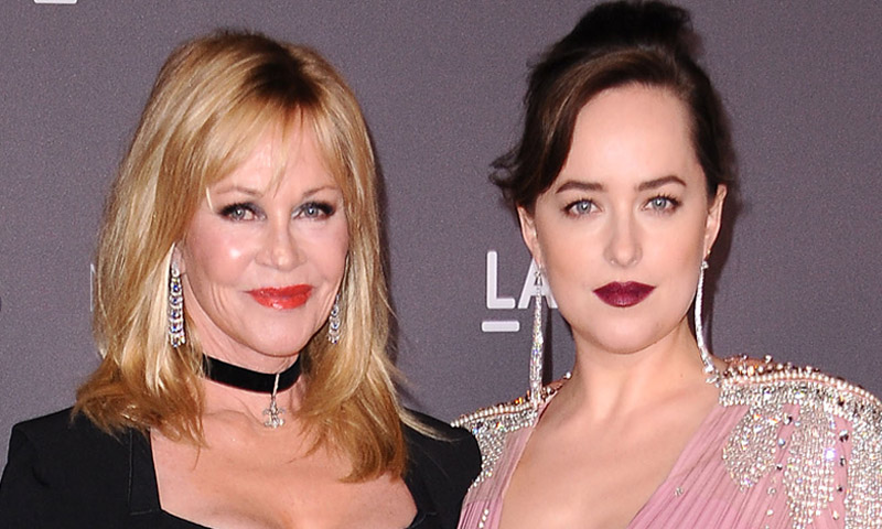 Mientras Stella viaja a España para arropar a Antonio Banderas, Melanie Griffith y Dakota Johnson permanecen en Los Ángeles