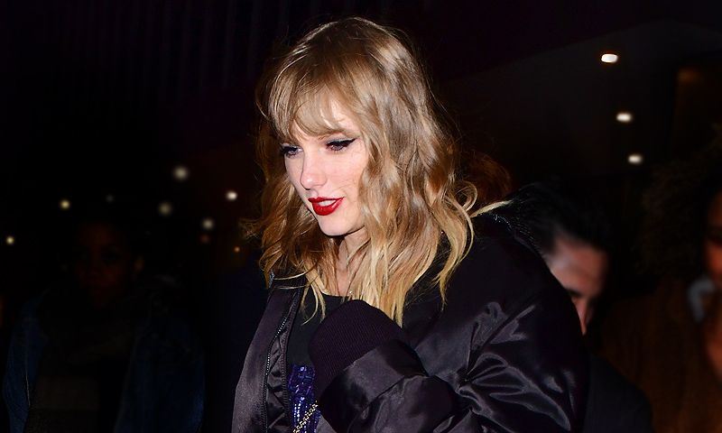 Taylor Swift supera el millón de ventas en su primer fin de semana y va personalmente a comprarse su disco