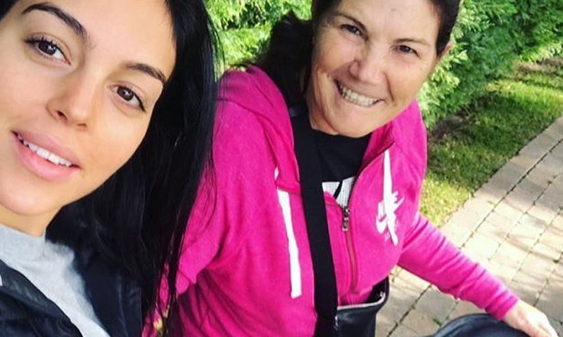 El paseo de Georgina Rodríguez con su 'suegra' y uno de los más pequeños de la casa