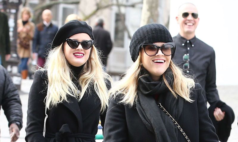 Reese Witherspoon y su familia llegan a París para el Baile de Debutantes