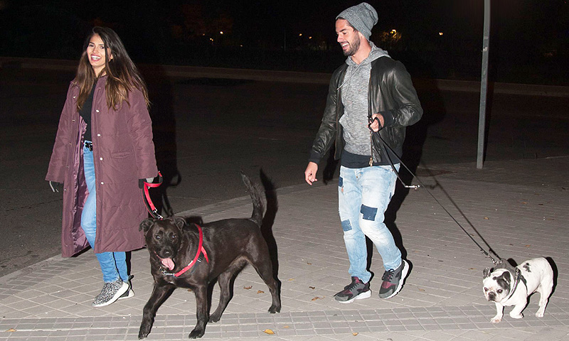 Isco Alarcón y Sara Sálamo, inseparables... ¡hasta para pasear a sus mascotas!