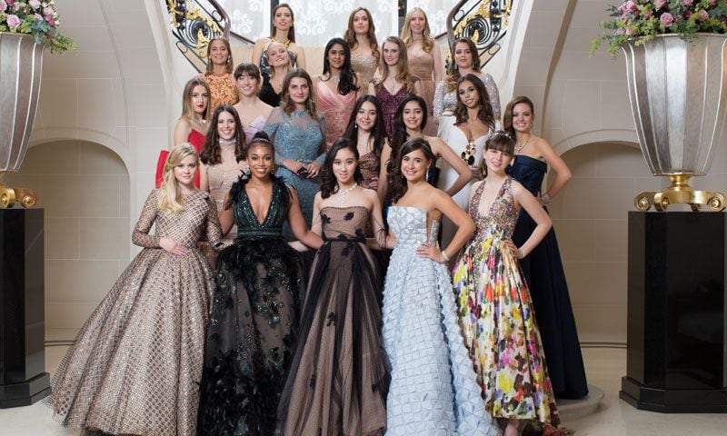 Foto a foto: Así deslumbraron las debutantes en el Baile de París