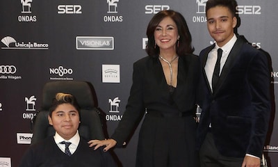 Isabel Gemio, arropada por sus dos hijos durante la entrega de los Premios Ondas