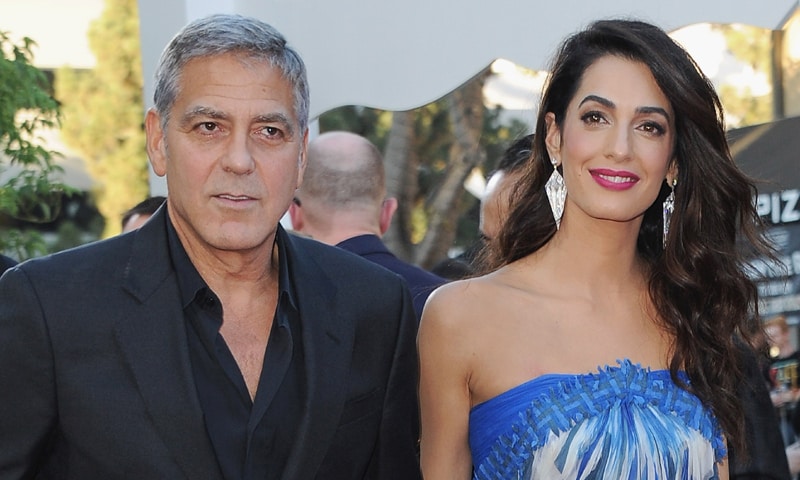 Ni te imaginas el motivo por el que George y Amal Clooney repartieron auriculares en un avión