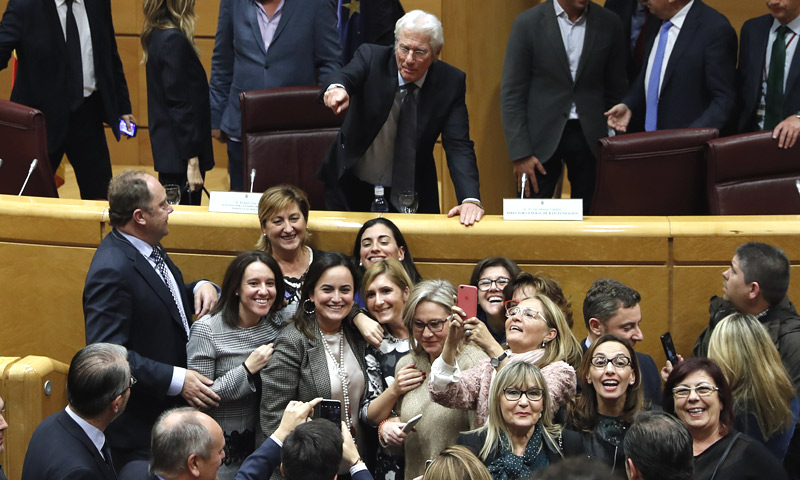 Bromas, 'selfies' y un potente mensaje... Richard Gere y Alejandra Silva revolucionan el Senado español